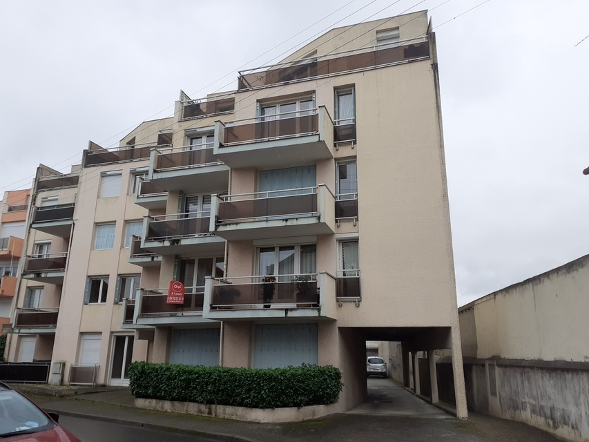 vente MONTLUCON joli  appartement  F1  avec terrasse JFG 